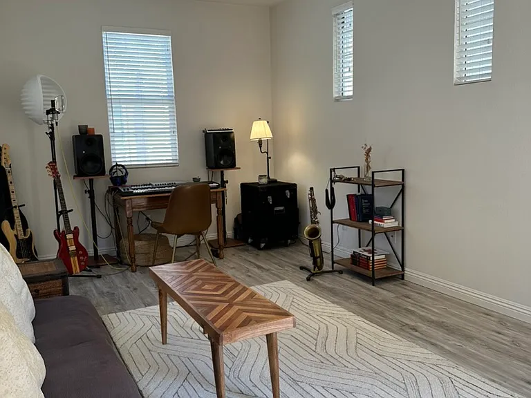 Bonus room / office / potential third bedroom