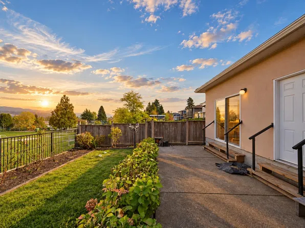 5755 Burns Pl, Burnaby, BC V5H 1W8