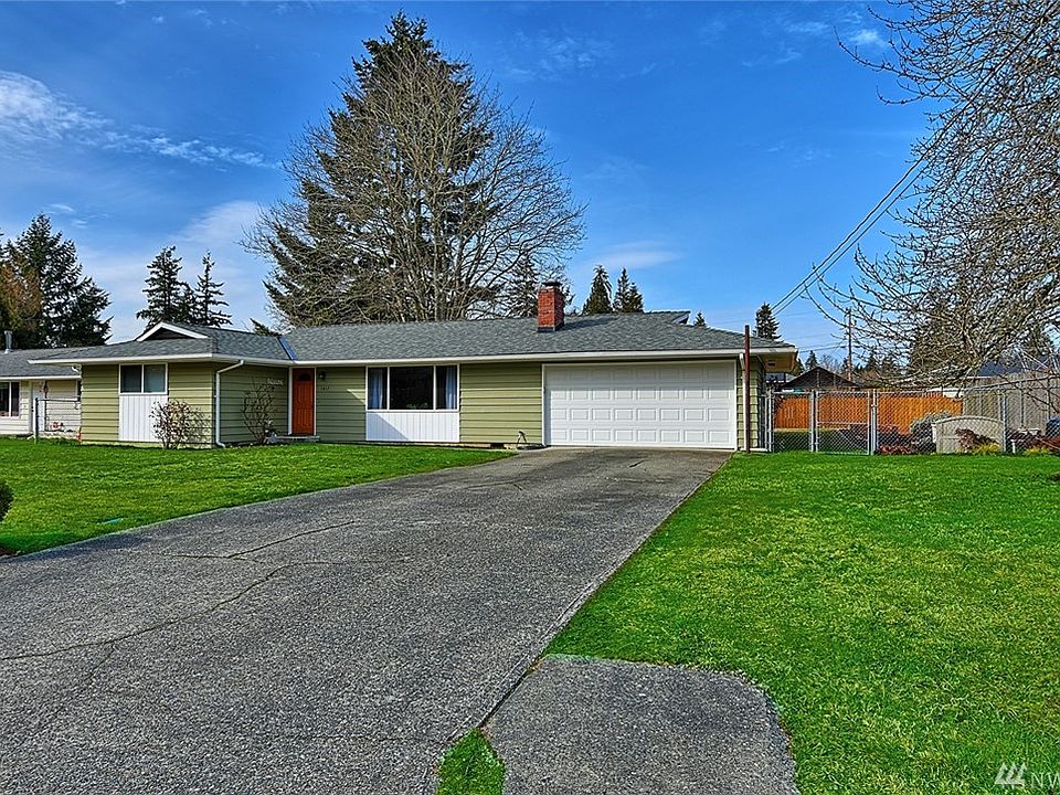 Huge area to side of 2 car garage, easily can hold RV & a boat or other 'toys'.  Garden area just beyond fence.