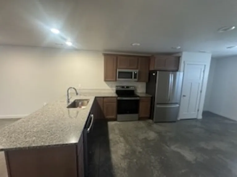 670 Tinley St — Photo 8