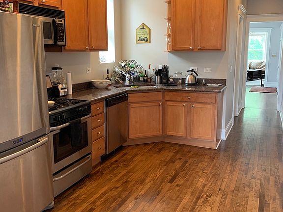 3rd image of 3625 N Hermitage Ave #2