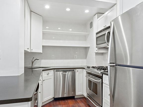 5th image of 165 Christopher St APT 1BB