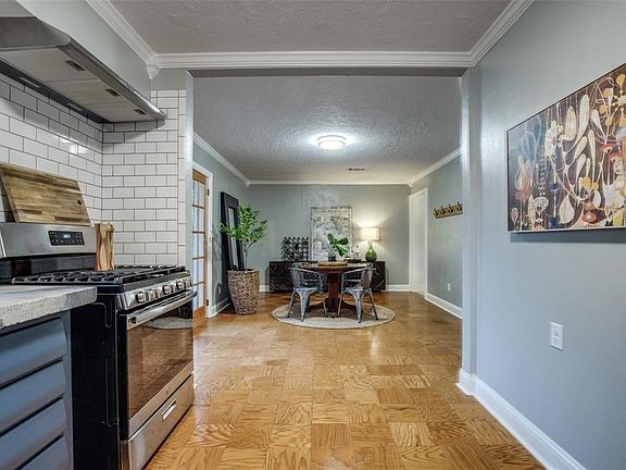2nd image of 2520 Globe Ave
