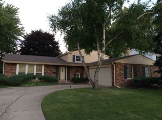 1707 S Surrey Ridge Dr, Arlington Heights, IL 60005