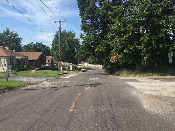 4th image of 2539 McLaran Ave