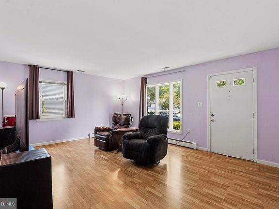 3rd image of 813 N Argonne Ave