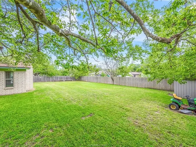 1210 Haines Dr — Photo 15