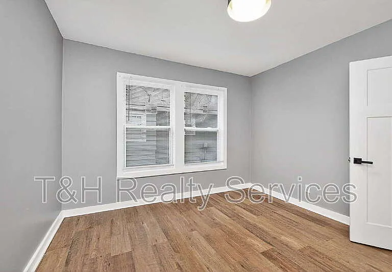 1927 N Dearborn St — Photo 20
