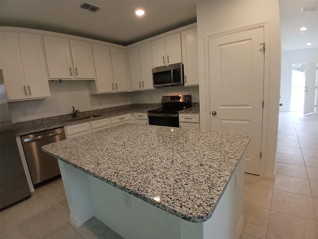 3 bed, 2.5 bath, 1300 sqft, $2,000 — Photo 4