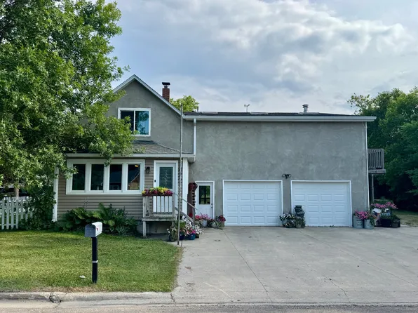 1022 Walnut St E, Devils Lake, ND 58301