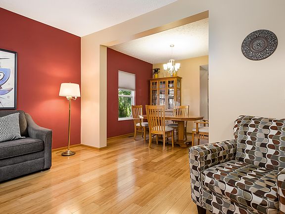 3rd image of 642 Montmorency Dr S