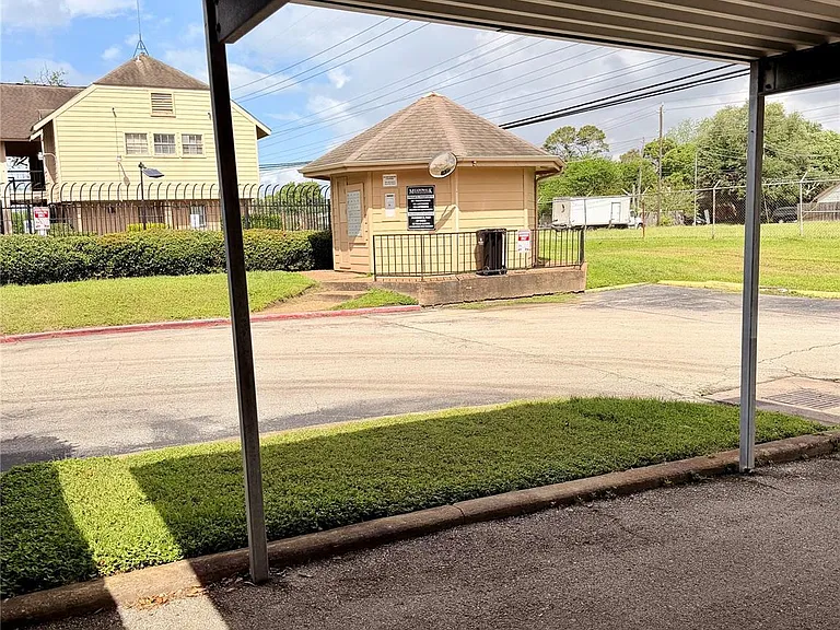 7700 Creekbend Dr #1 — Photo 27