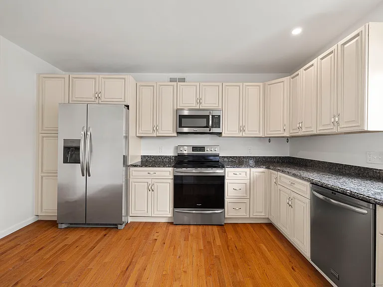 1153 Stratfield Rd #1153 — Photo 3