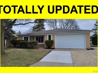 39284 Sunderland Dr, Clinton Township, MI 48038
