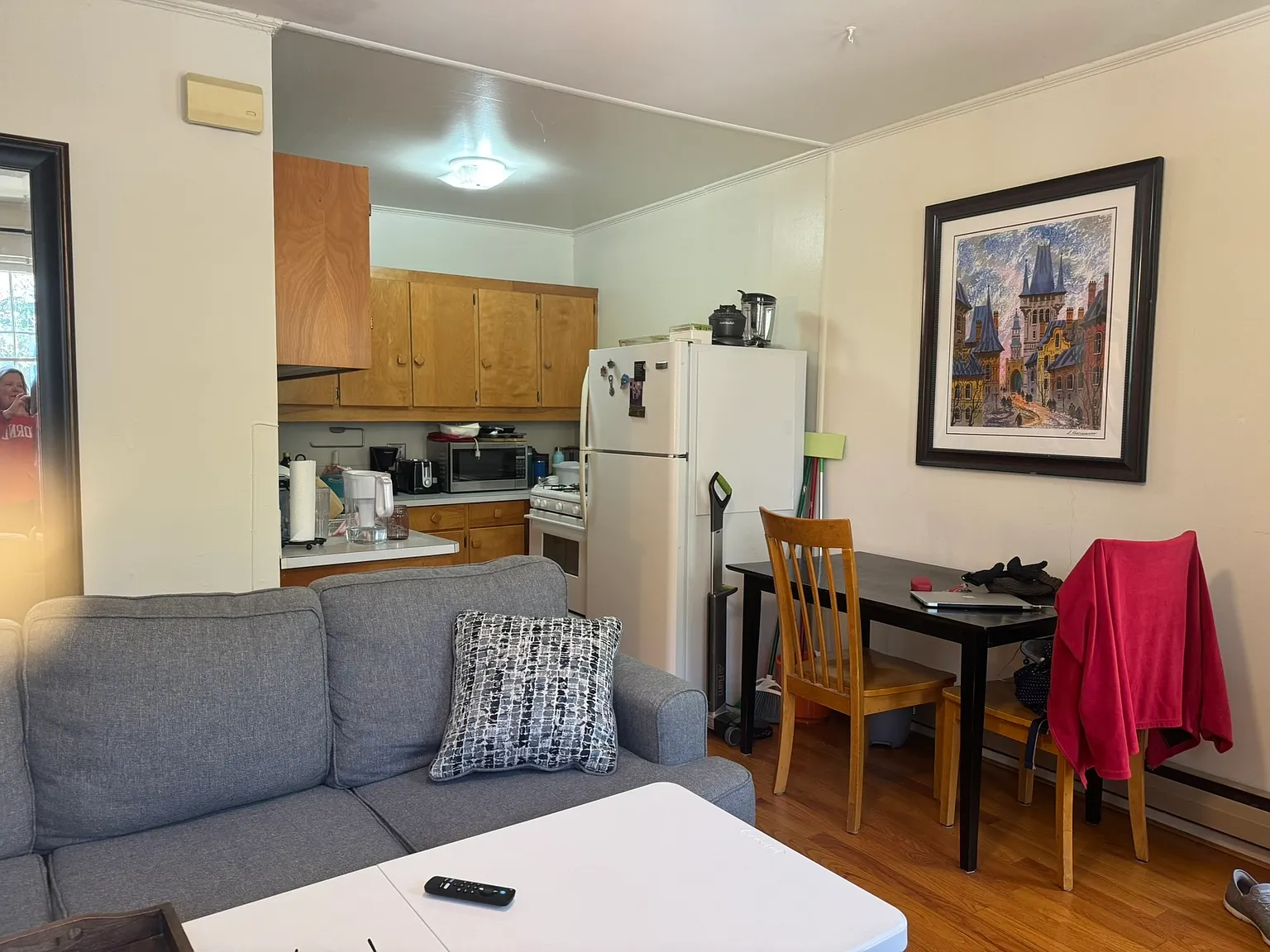 1 Bedroom - Unfurnished - Private front entry with Porch — Photo 2