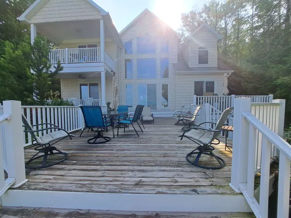 21 E Lakeshore Dr, Hope, MI 48628