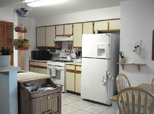 Open Eat-in Kitchen
