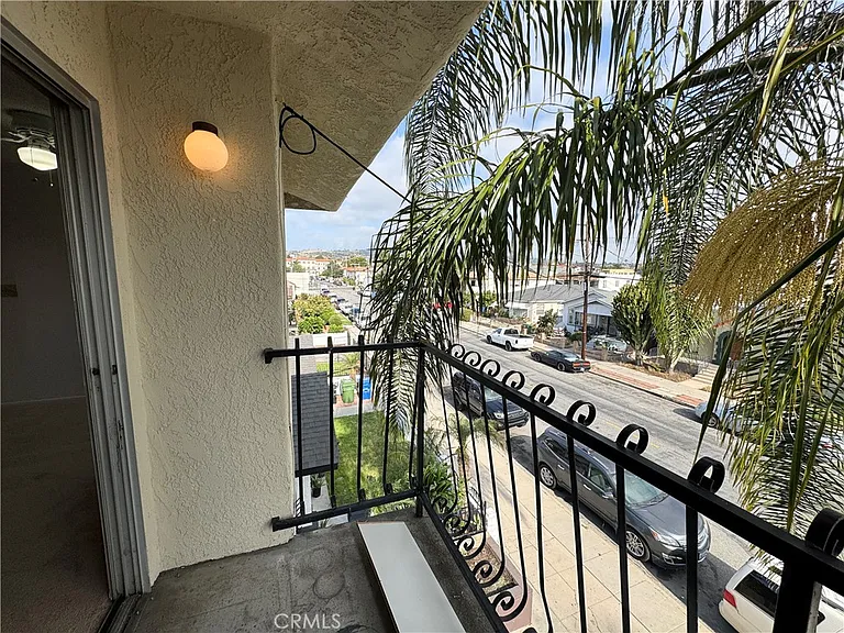 635 W 15th St #13 — Photo 8