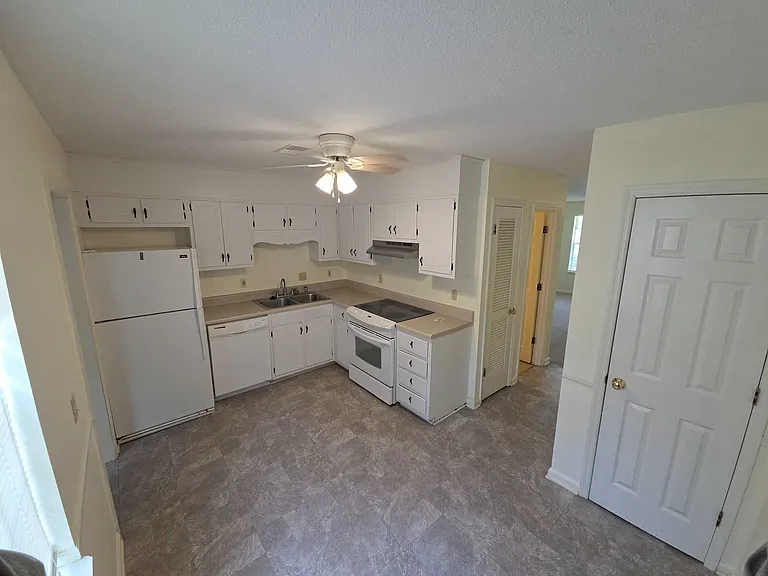 400 Crestview Dr #C — Photo 6