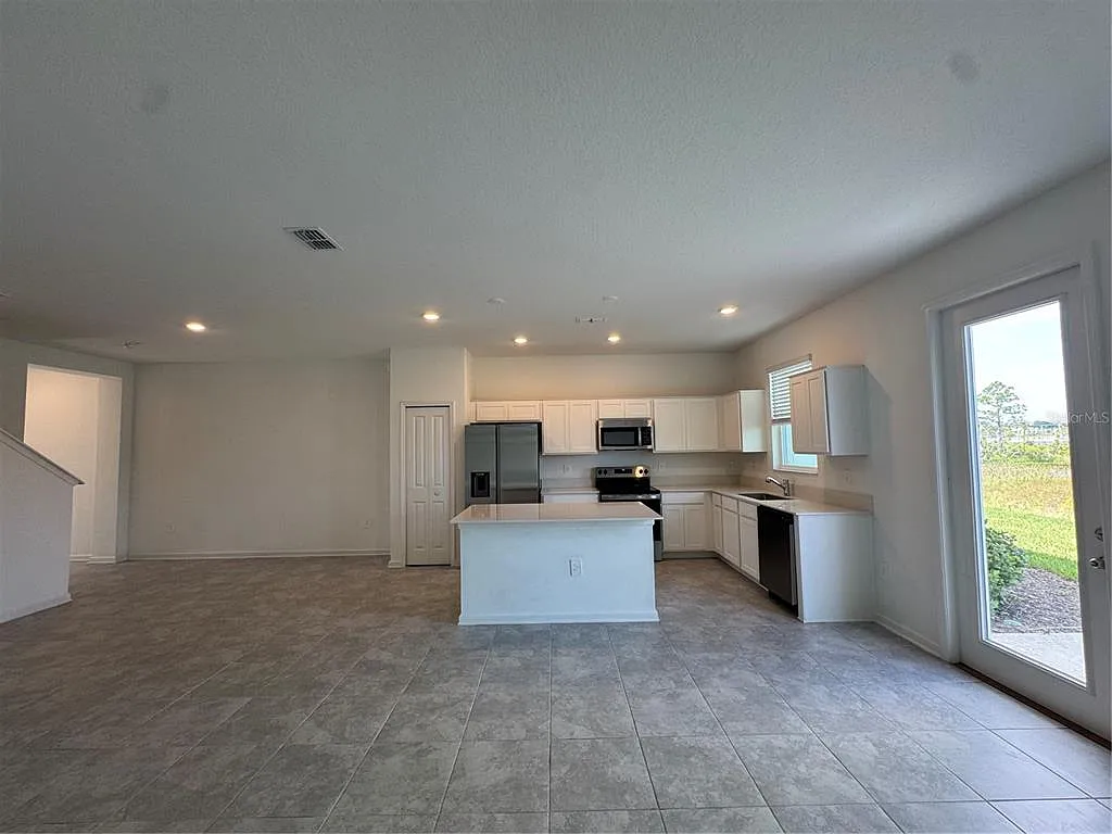 3 bed, 2.5 bath, 1864 sqft, $2,500 — Photo 3