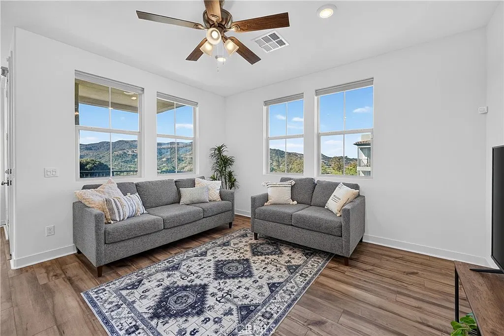 2 bed, 1036 sqft, $4,500 — Photo 1