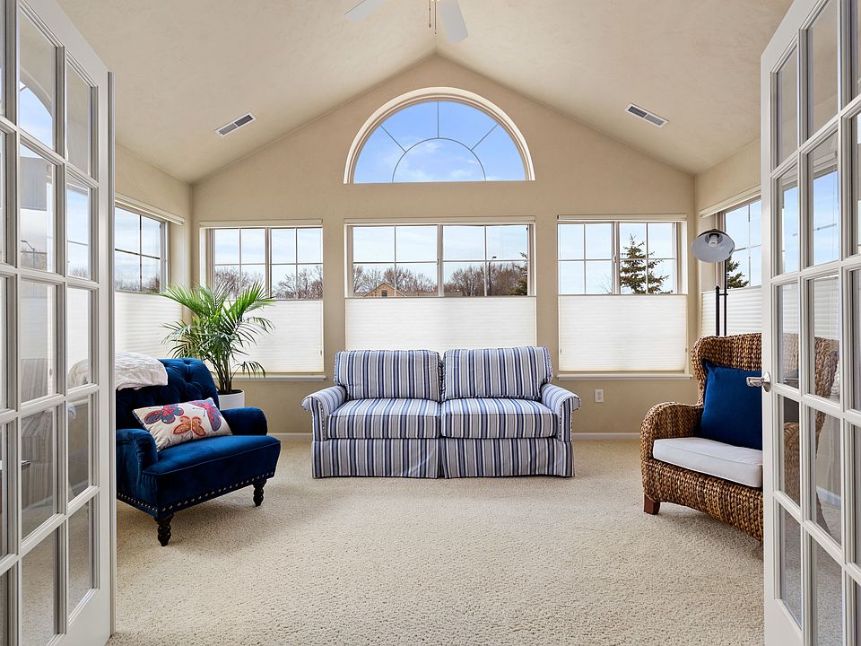 4-seasons rm w/great light!