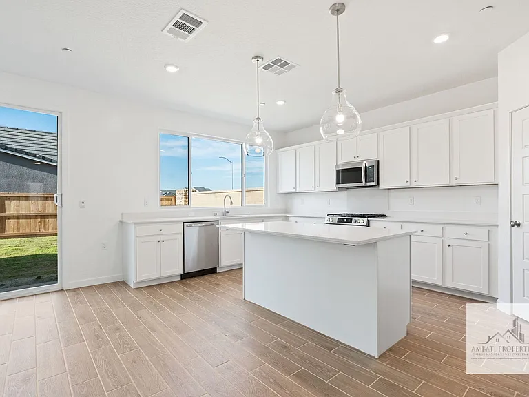 2272 N Duke Ave — Photo 4
