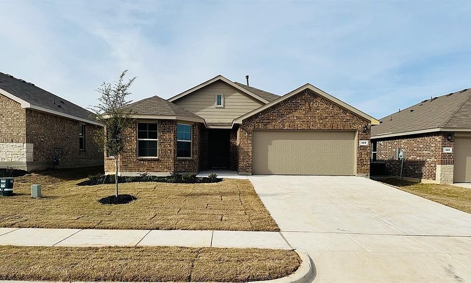 D.R. Horton''s Huntsville floorplan, elevation C. All Photos shown here may not depict the specified home and features and are included for illustration purposes only. Elevations, exterior/ interior colors, options, available upgrades, and standard features will vary in each community and may change without notice. May include options, elevations, and upgrades (such as patio covers, front porches, stone options, and lot premiums) that require an additional charge. Landscaping and furnishings are dÃ©cor items and are not included in purchase price. Call sales agent for more details.