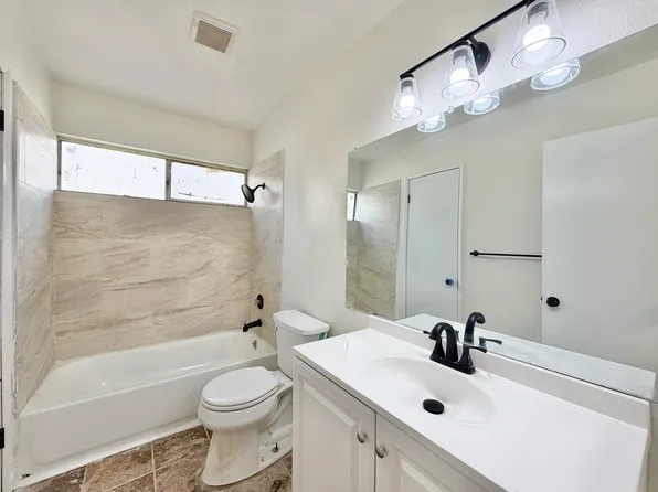 422 N Vine St #B, Fallbrook, CA 92028