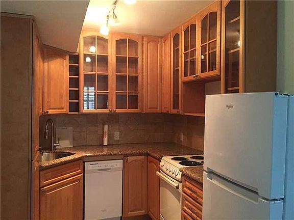 4th image of 833 SE 9th St