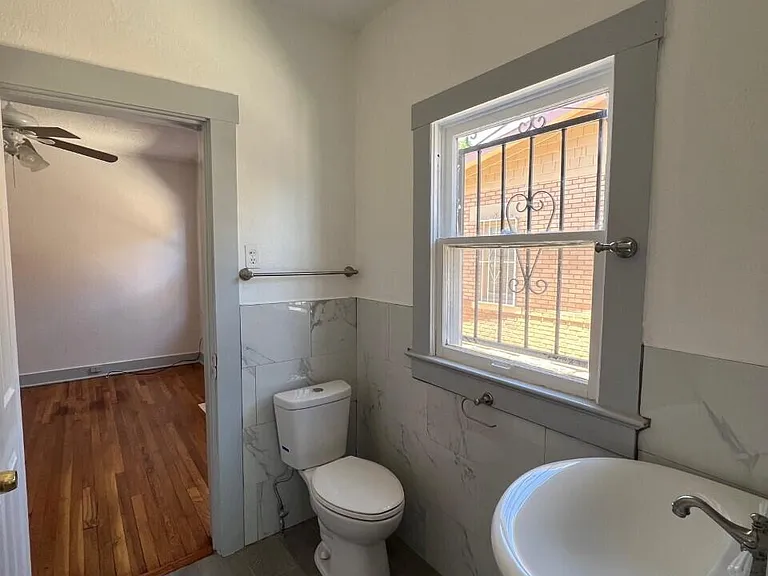 2115 E Yandell Dr — Photo 6
