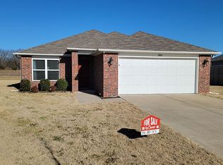 5050 W Claxton Cir, Fayetteville, AR 72704