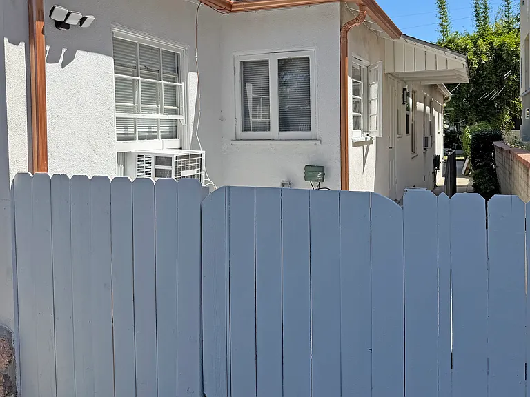Side Gate