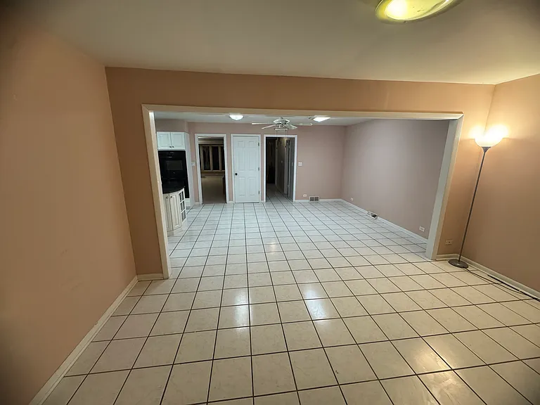 225 N East River Rd — Photo 5