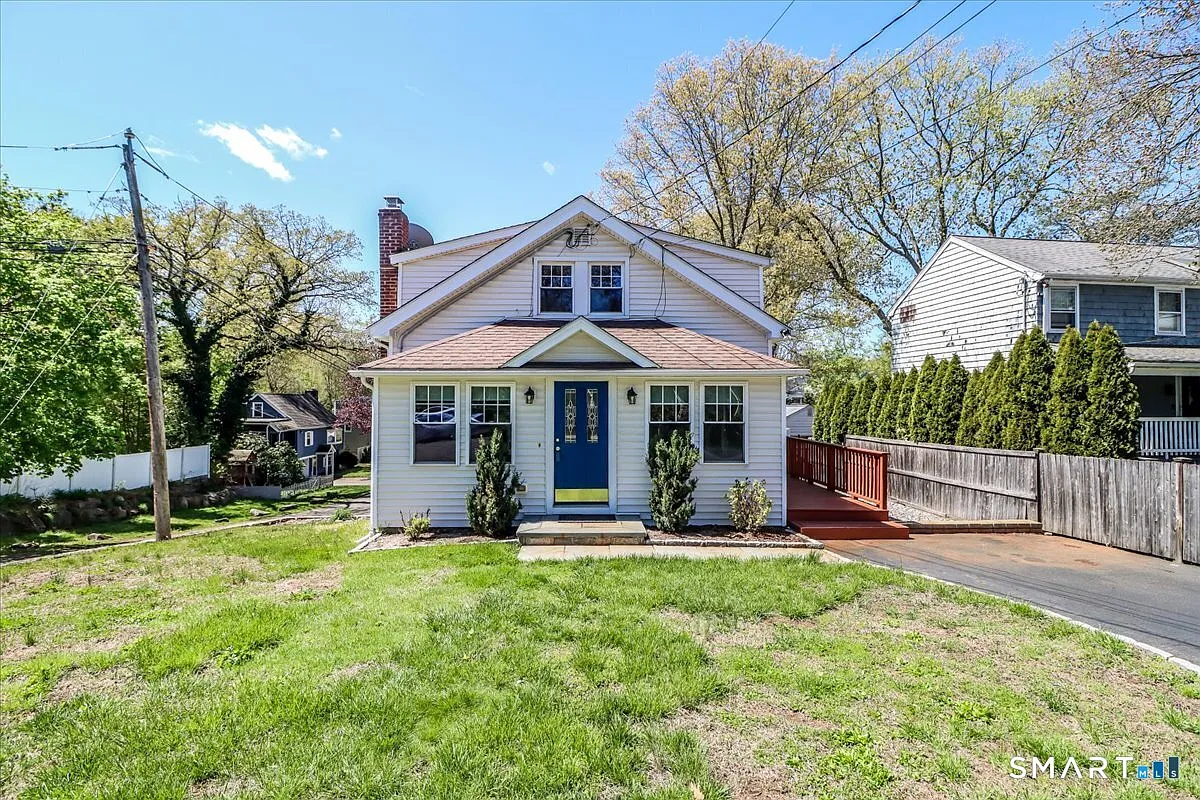 Photo 2 of 20 - 25 Maplewood Ave #1 - Westport, CT Building Photo - 25 Maplewood Ave #1