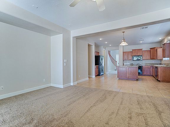 5th image of 370 W Wisteria Pl