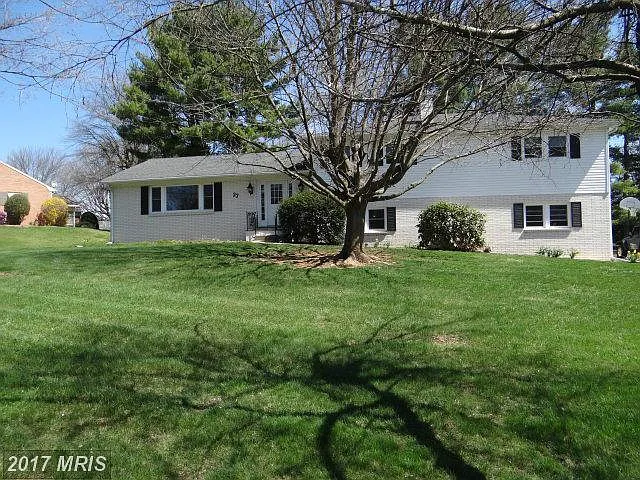 27 Woodland Way photo 1
