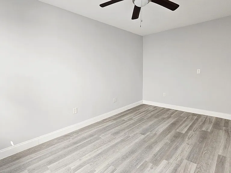1142 SW 4th St #4 — Photo 8