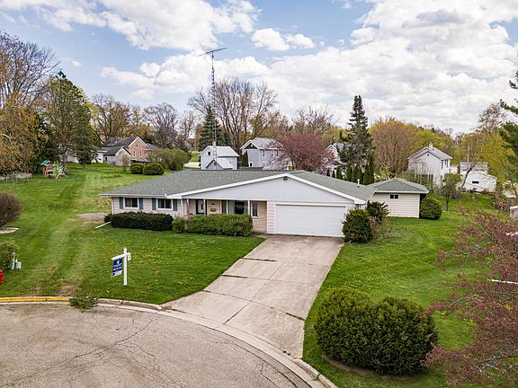 3rd image of 427 Willow Cir