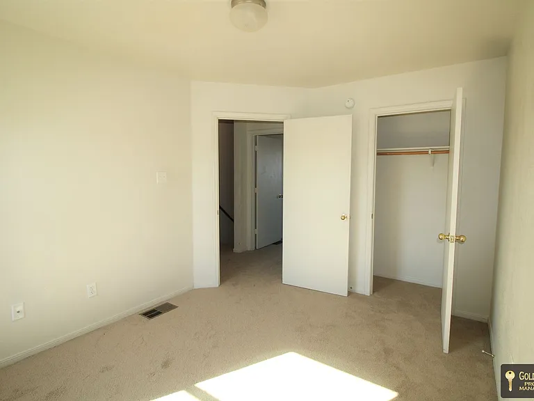 401 W Ave E — Photo 18