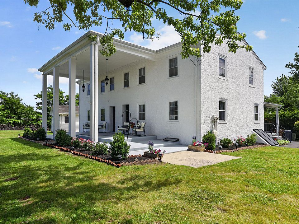 1st image of 750 Loch Alsh Ave