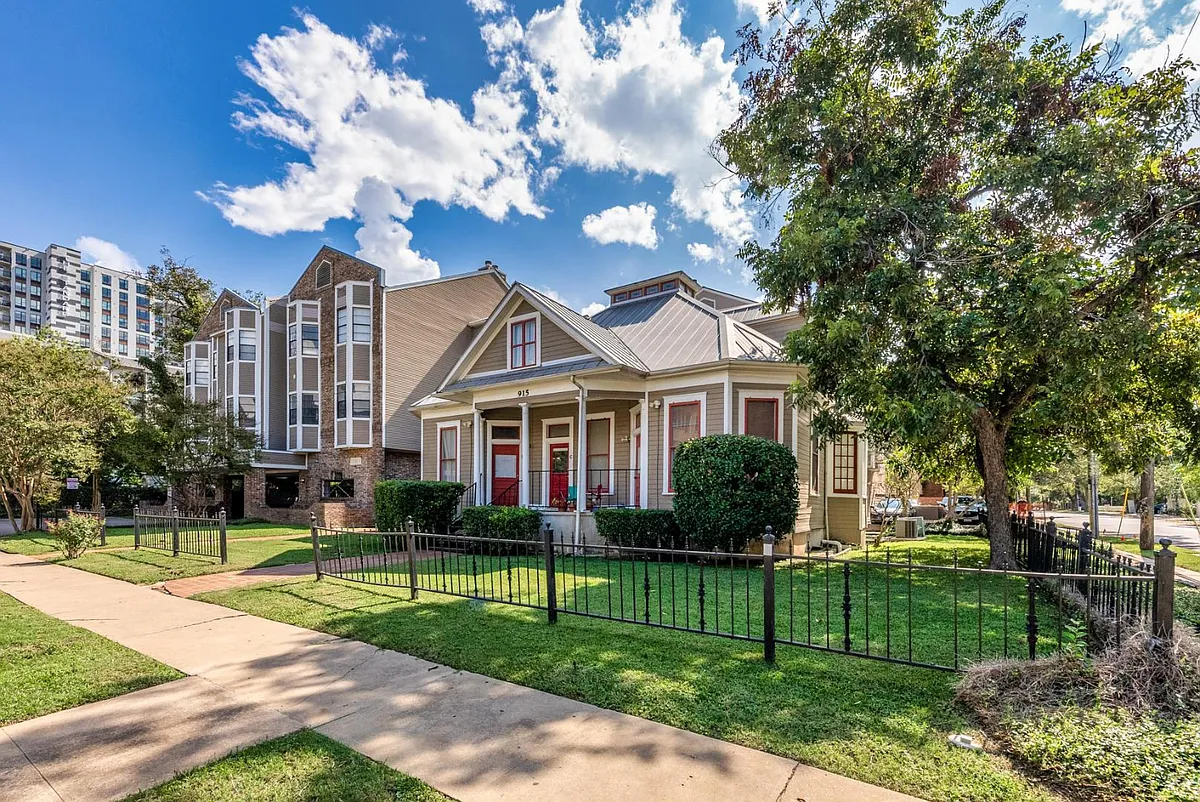Photo 1 of 9 - 915 W 23rd St #212 - Austin, TX Unit Photo - 915 W 23rd St #212