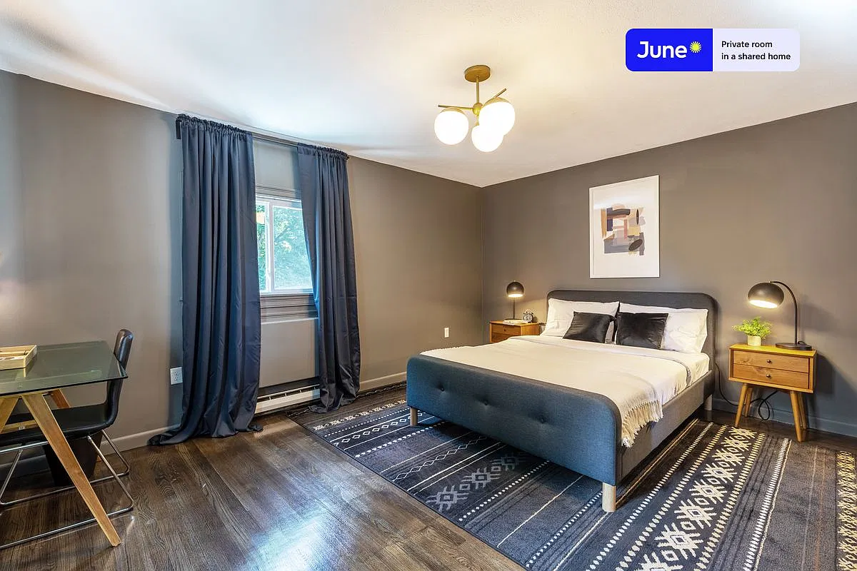 Queen bedroom in 6 bed/4 bath home in Brighton #207 D — Photo 3