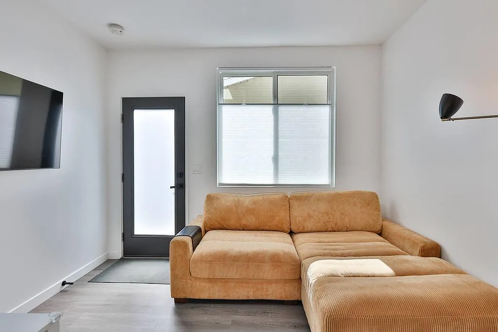 2 bed, 1.0 bath, $5,700 — Photo 3
