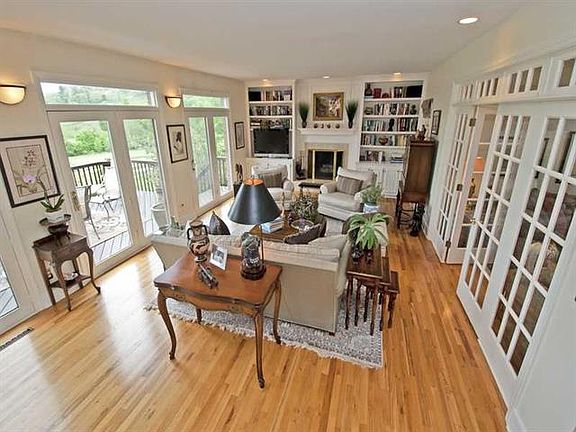 4th image of 1012 Old Orchard Dr