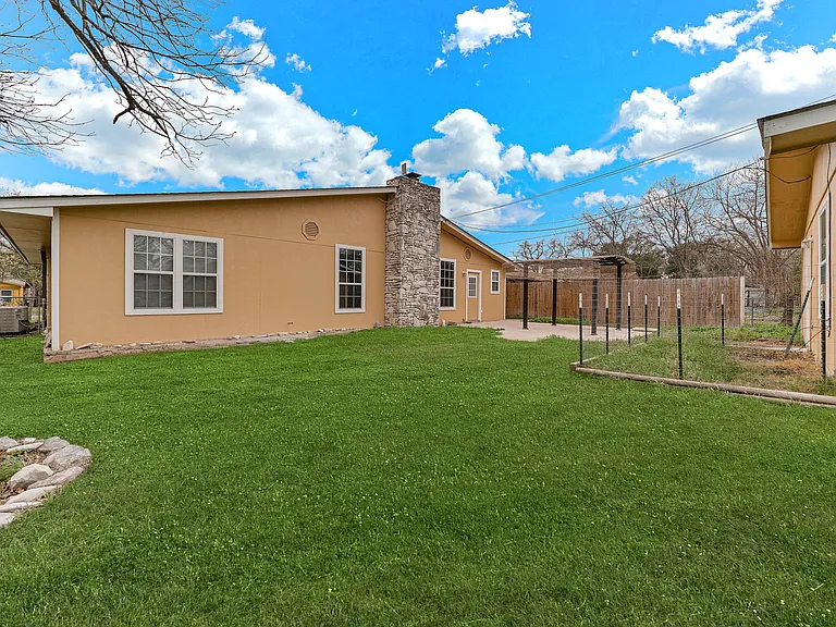 615 Burwood Ln — Photo 32