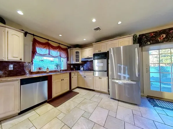 257 Locust Avenue image 14 of 16