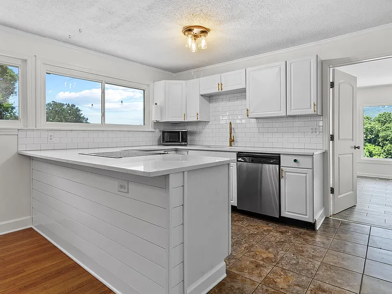 969 Henderson Ave — Photo 19