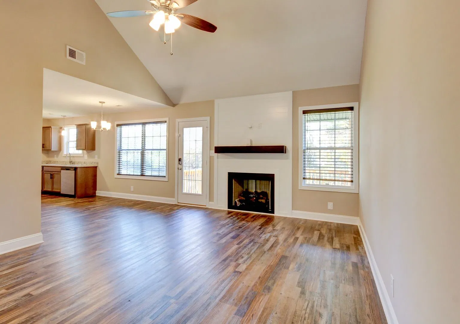 Pet Friendly Four Bedroom with Basement! — Photo 4