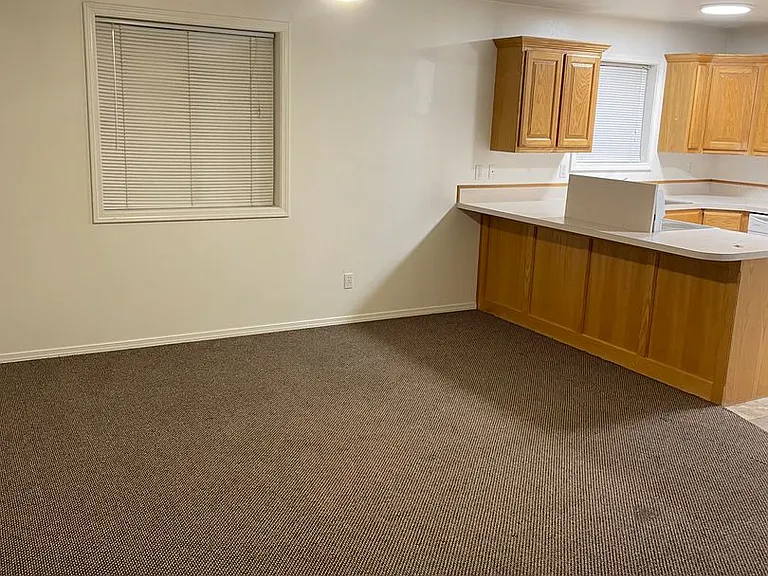 880 Anne St — Photo 3